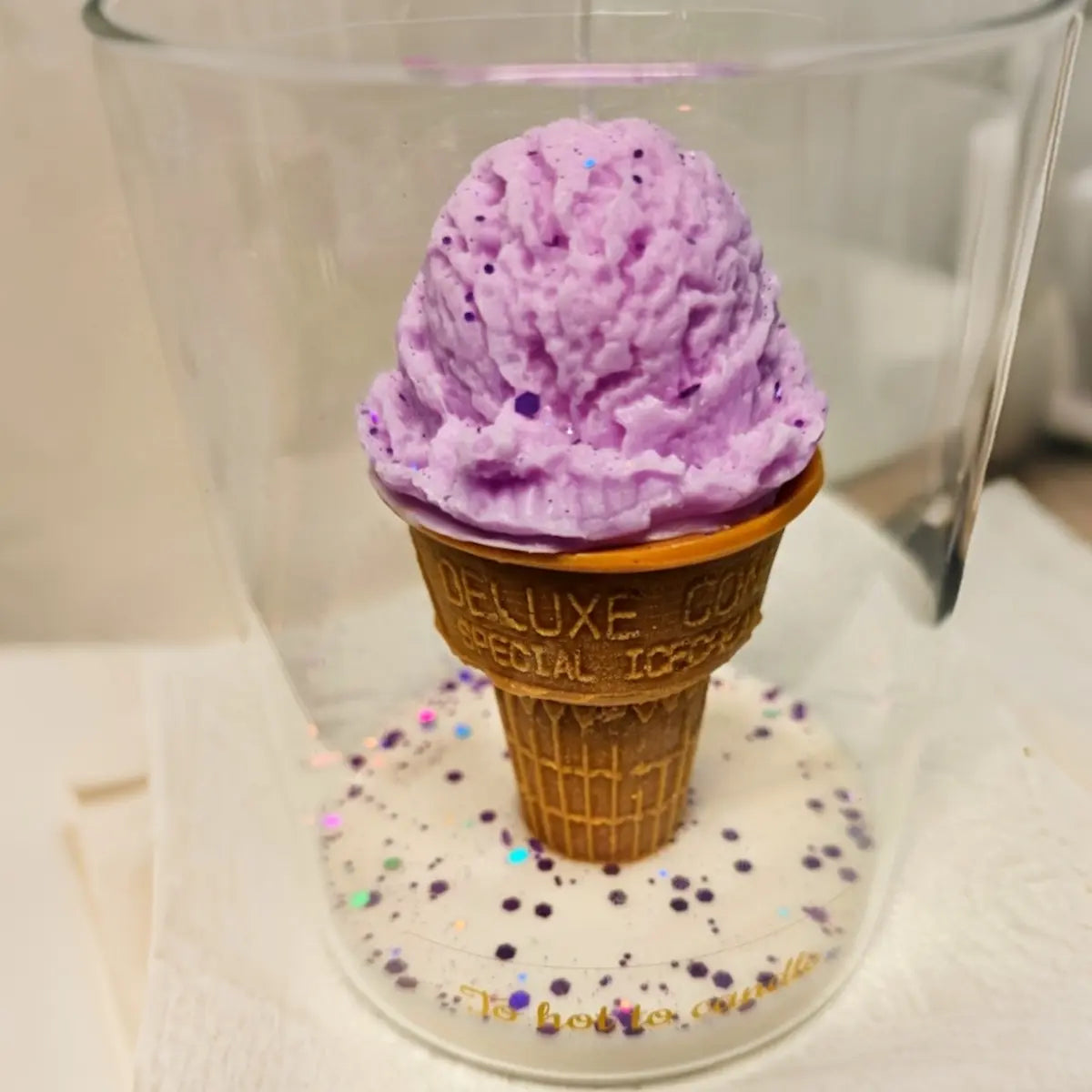 Lila ijsco-kaars in glas met decoratieve topping opvallende blikvanger