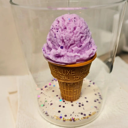 Lila ijsco-kaars in glas met decoratieve topping opvallende blikvanger