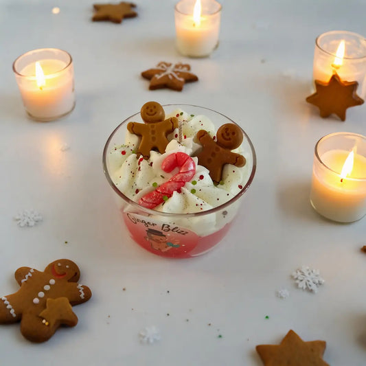 Ginger Blizz geurkaars van ToHotToCandle® geur van peperkoek in luxe sojawas, sfeervol met brandende kaarsen en koekdecoratie