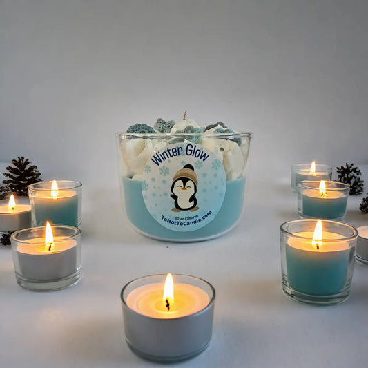 Winter Glow geurkaars van ToHotToCandle® luxe sojawas kaars met geur van warme vanille suiker, brandend tussen winterse decoratie