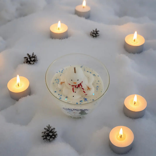 Frozy Melt Man geurloze kerstkaars van ToHotToCandle® witte sojawas kaars met sneeuwdecoratie en brandende vlammen in winterse setting