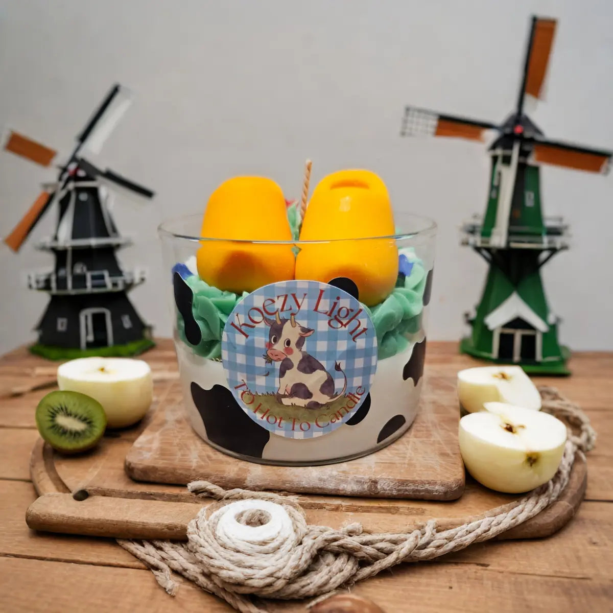Koezy Light kaars met zwart-witte print en klompen, Hollandse sfeer in glas