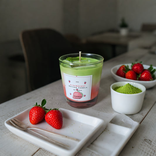 Strawberry Matcha sojakaars tussen verse aardbeien en matcha in serene setting.