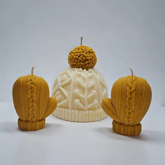 Detail van muts- en wantvormige kaarsen uit de Wooly Warm Kaarsen Set – gezellige winterdecoratie
